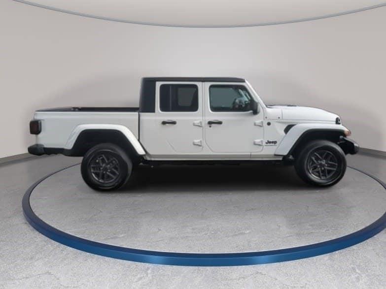 new 2026 Jeep Gladiator car, priced at $43,359