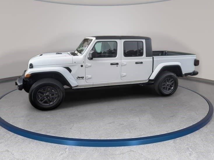 new 2026 Jeep Gladiator car, priced at $43,359