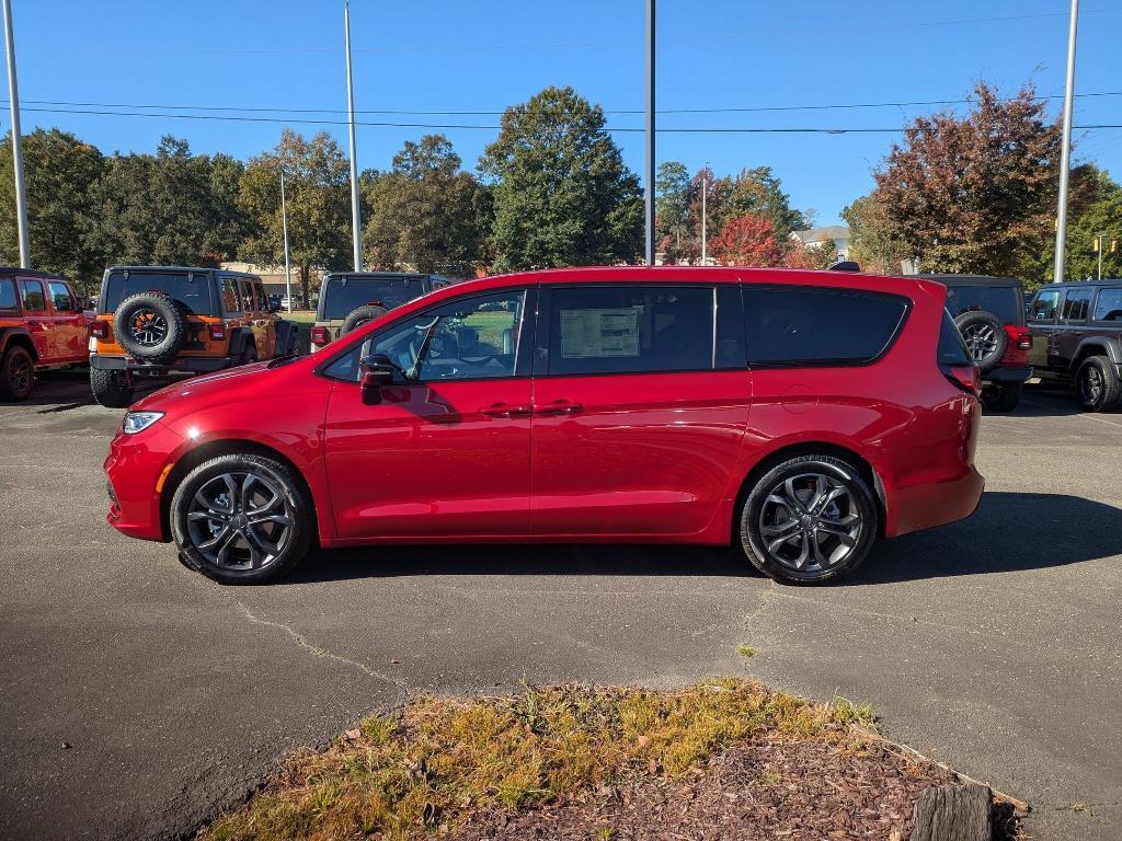 new 2026 Chrysler Pacifica car, priced at $47,785