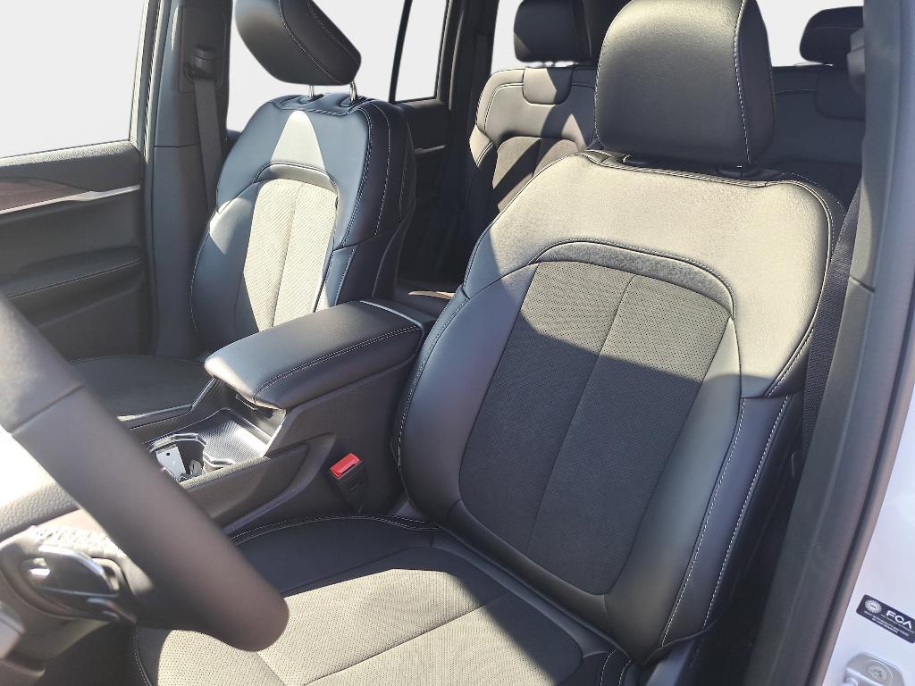 new 2026 Jeep Grand Cherokee car, priced at $43,560