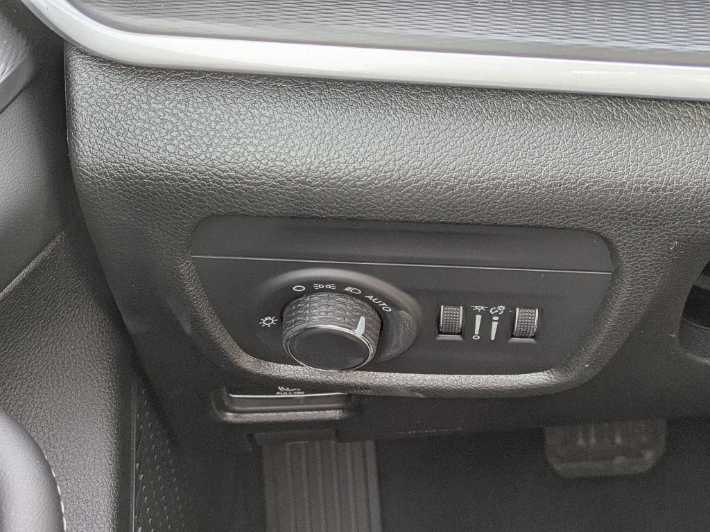 new 2025 Jeep Grand Cherokee car, priced at $40,380