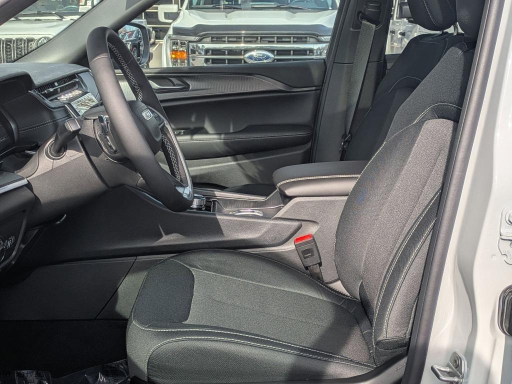 new 2025 Jeep Grand Cherokee car, priced at $40,380