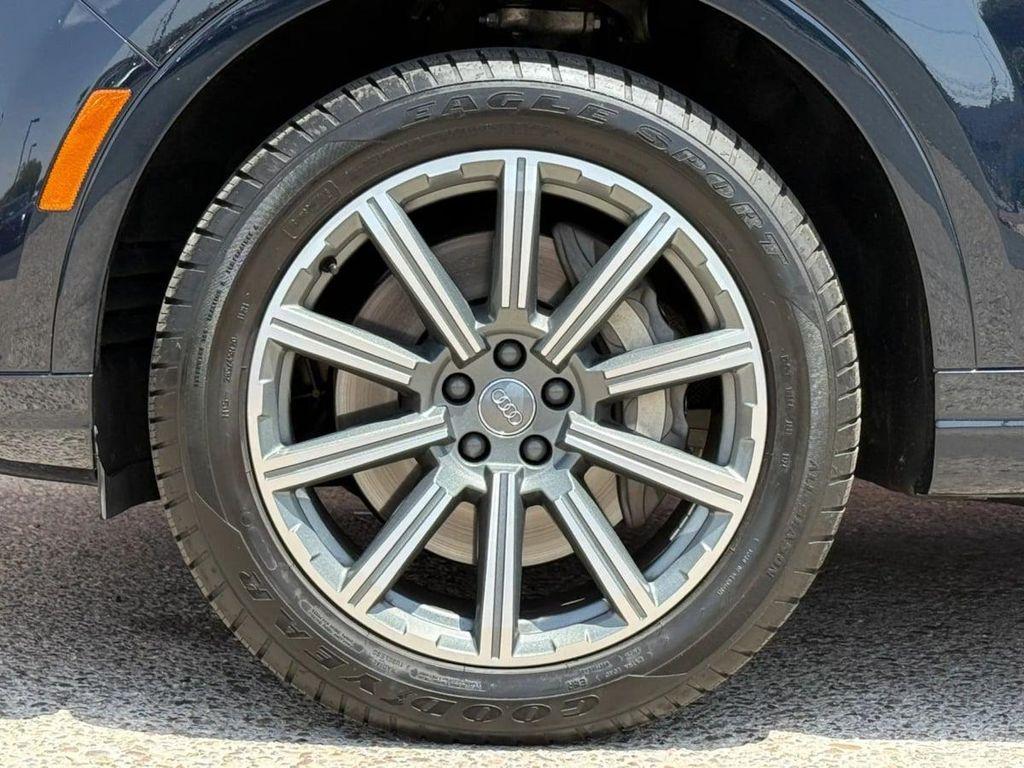 Audi Q7 view 28