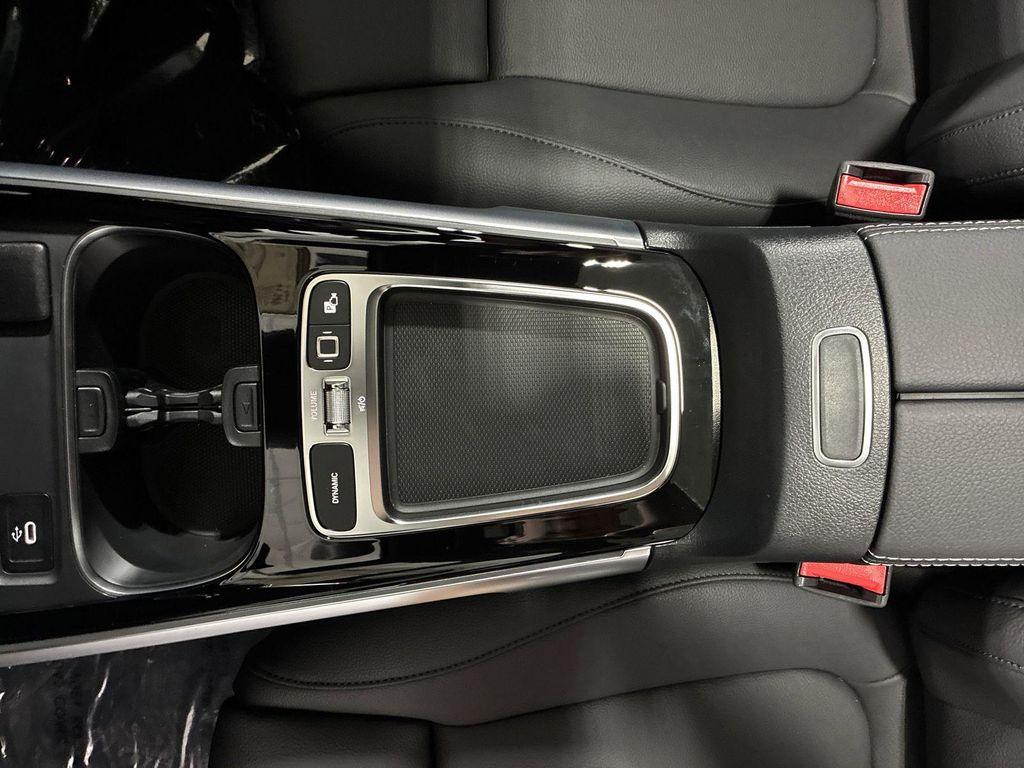 new 2025 Mercedes-Benz GLB 250 car, priced at $54,105