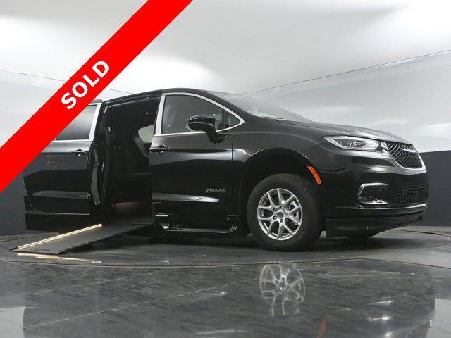 used 2025 Chrysler Pacifica car