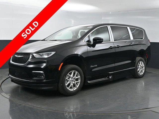 used 2025 Chrysler Pacifica car