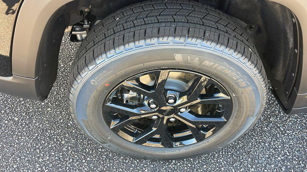 new 2025 Jeep Grand Cherokee car, priced at $37,473