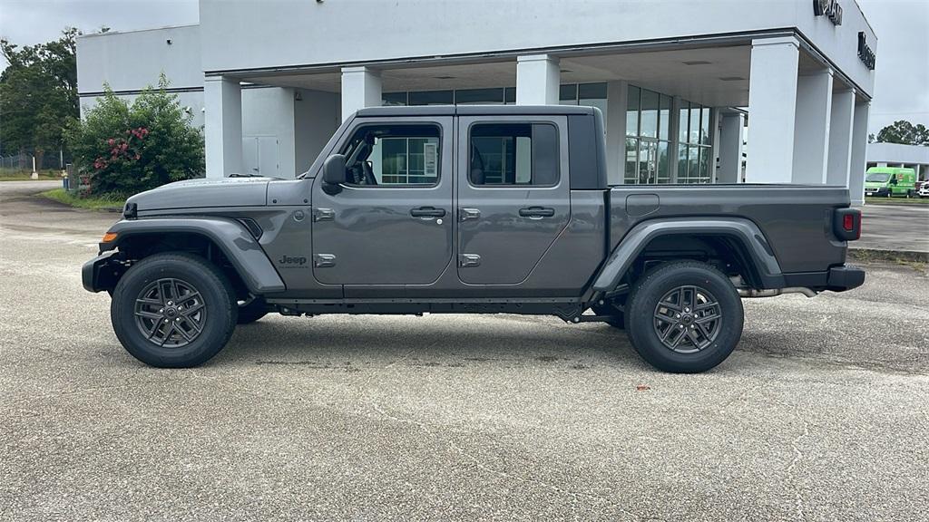 new 2025 Jeep Gladiator car, priced at $40,950