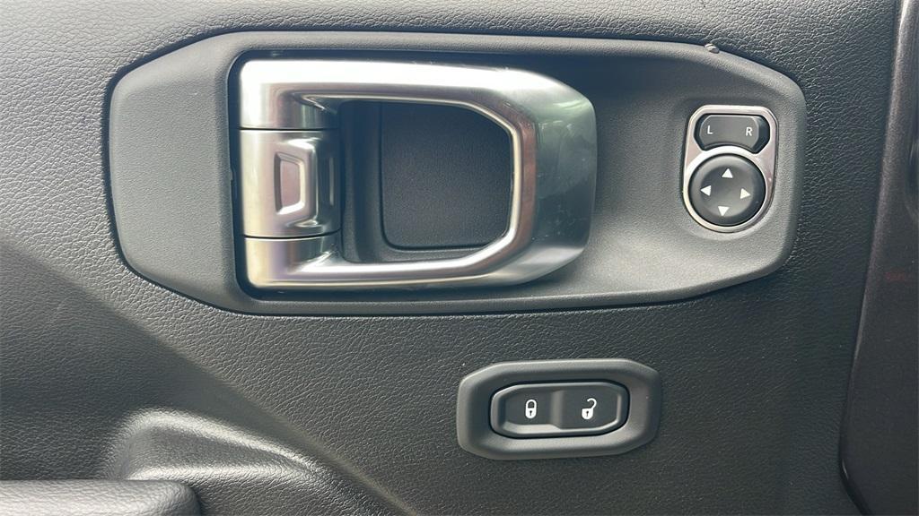 new 2025 Jeep Gladiator car, priced at $40,950