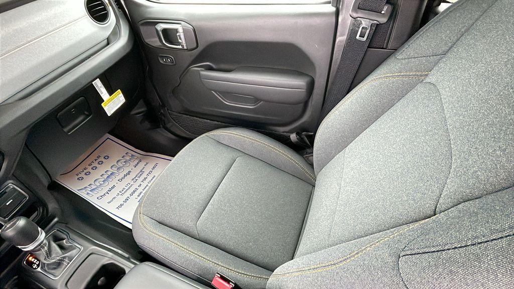 new 2025 Jeep Gladiator car, priced at $39,700