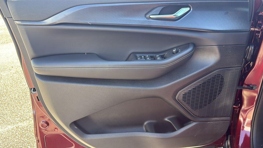 new 2025 Jeep Grand Cherokee car, priced at $32,990