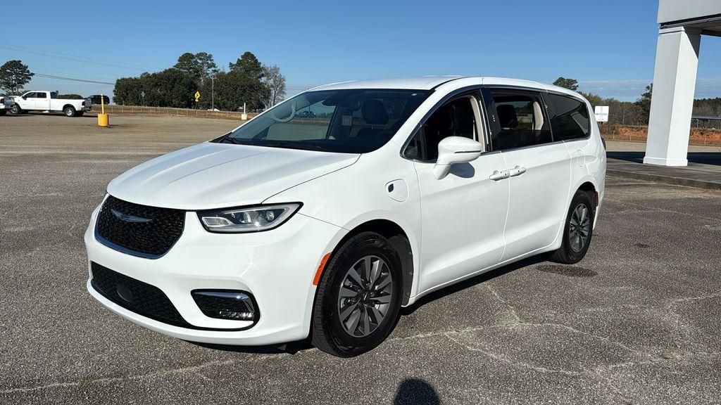 used 2022 Chrysler Pacifica Hybrid car, priced at $25,270