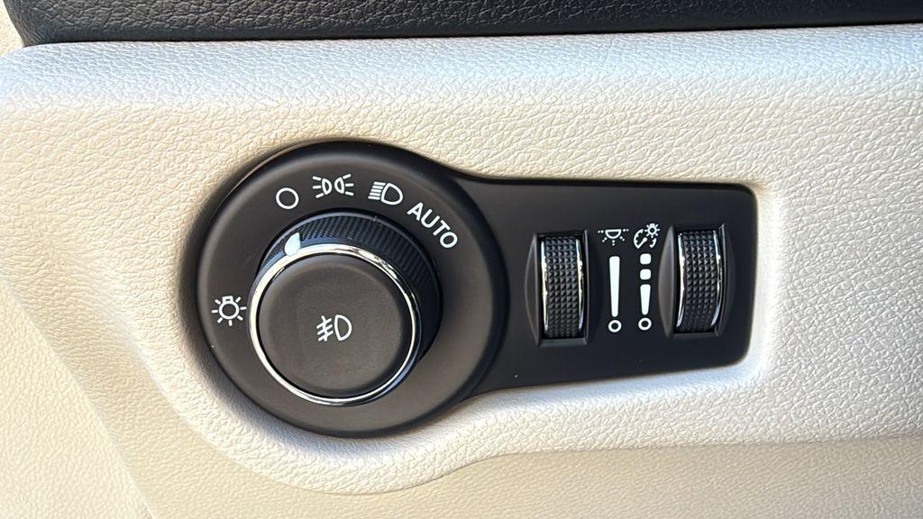 used 2022 Chrysler Pacifica Hybrid car, priced at $25,270