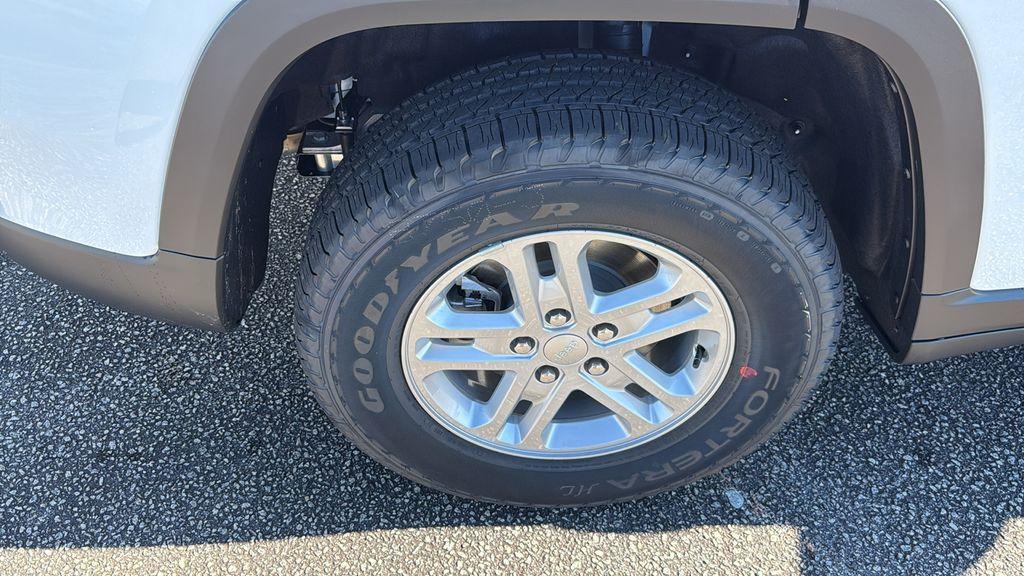 new 2025 Jeep Grand Cherokee car, priced at $33,741