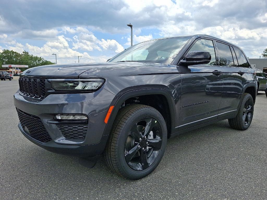 new 2025 Jeep Grand Cherokee car, priced at $50,011