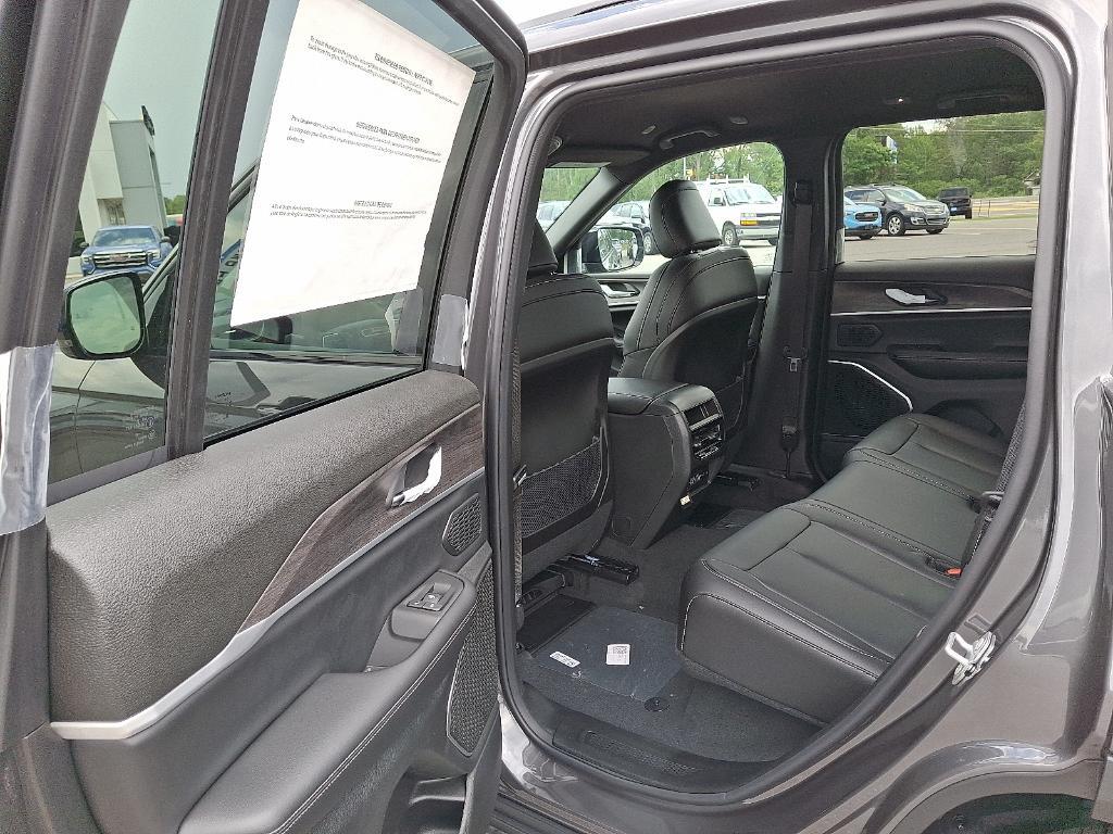 new 2025 Jeep Grand Cherokee car, priced at $50,011