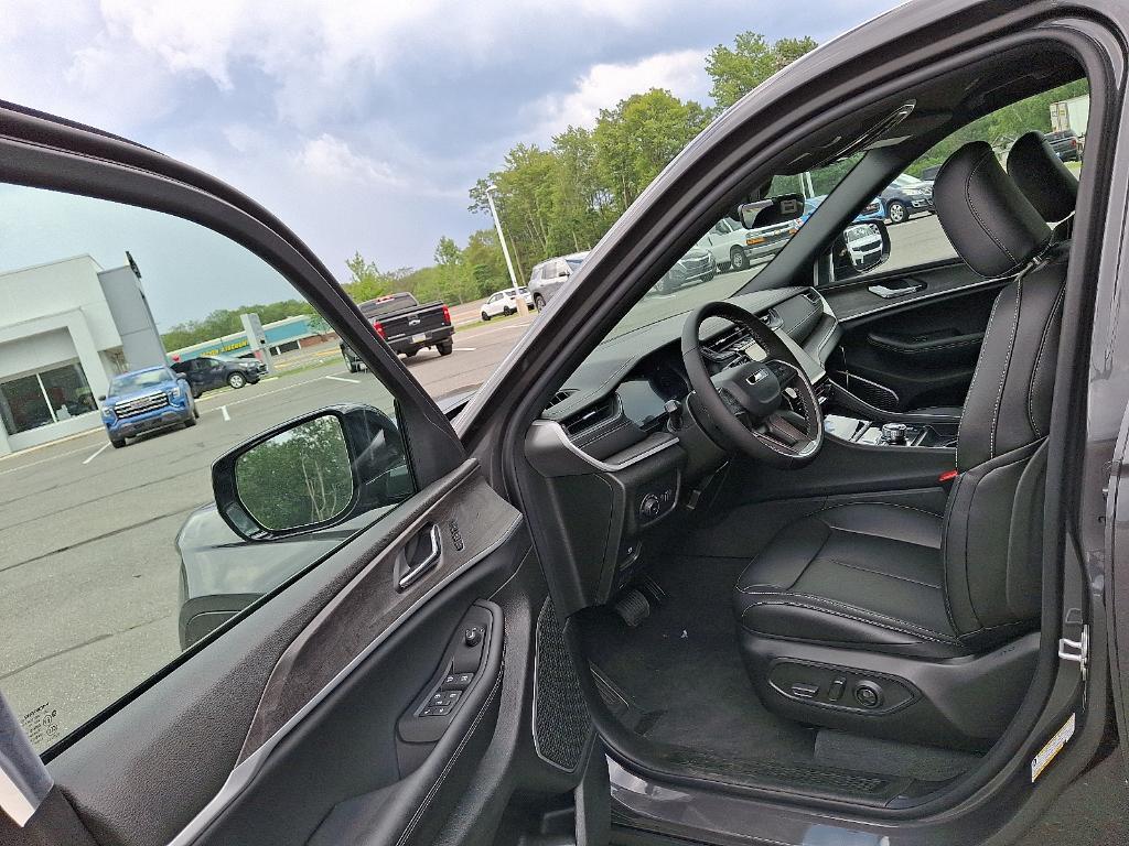new 2025 Jeep Grand Cherokee car, priced at $50,011