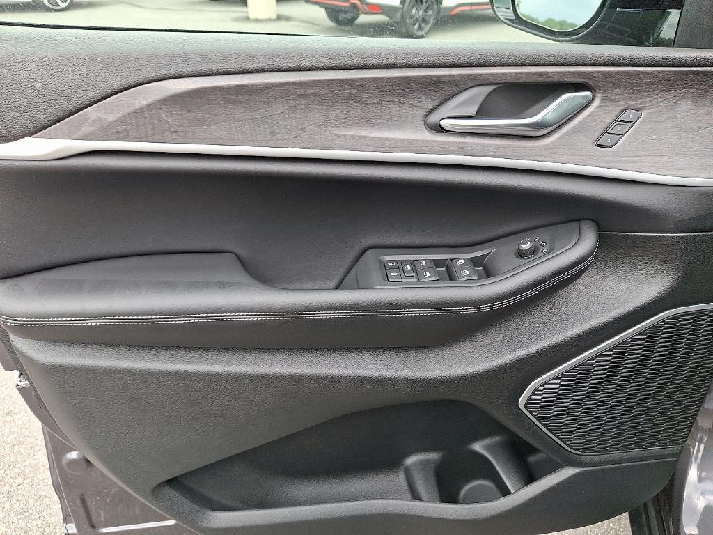 new 2025 Jeep Grand Cherokee car, priced at $50,011