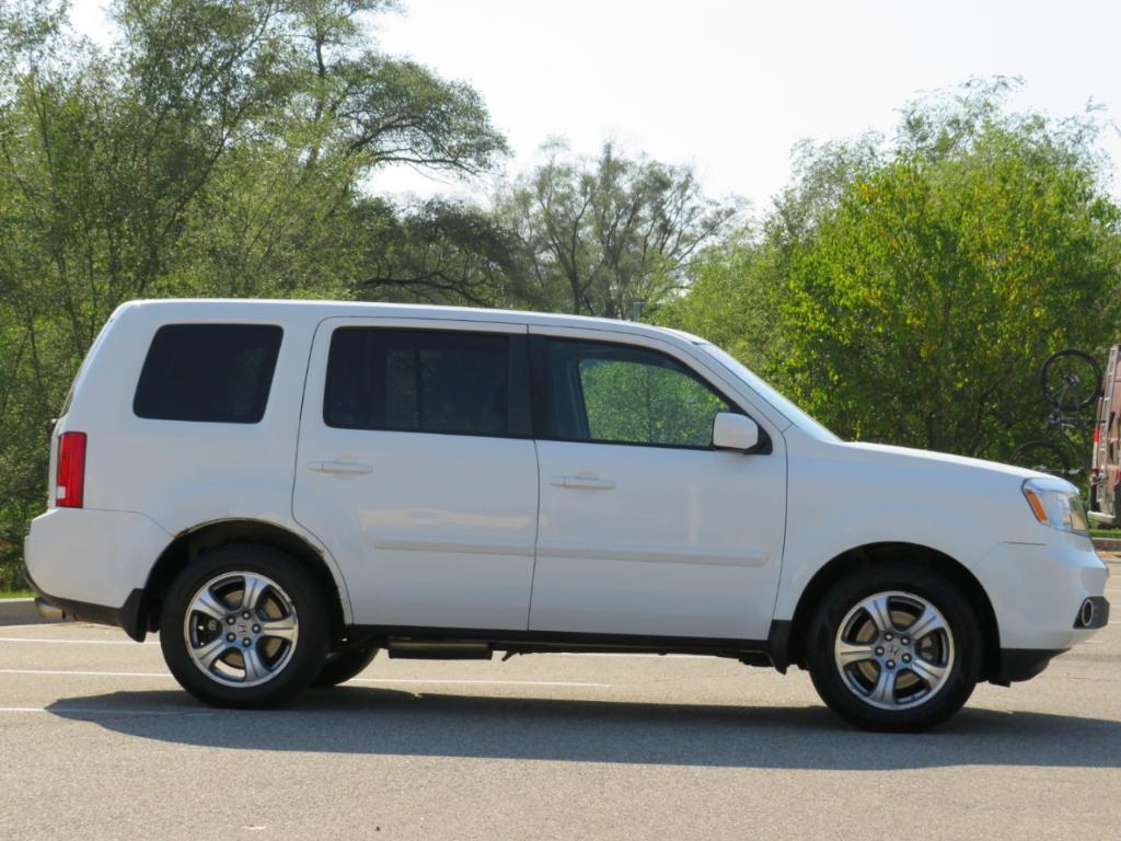 2013 White Honda Pilot
