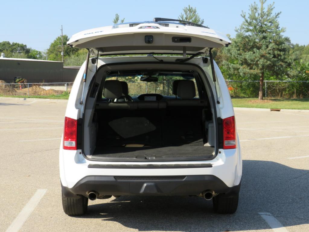 2013 White Honda Pilot