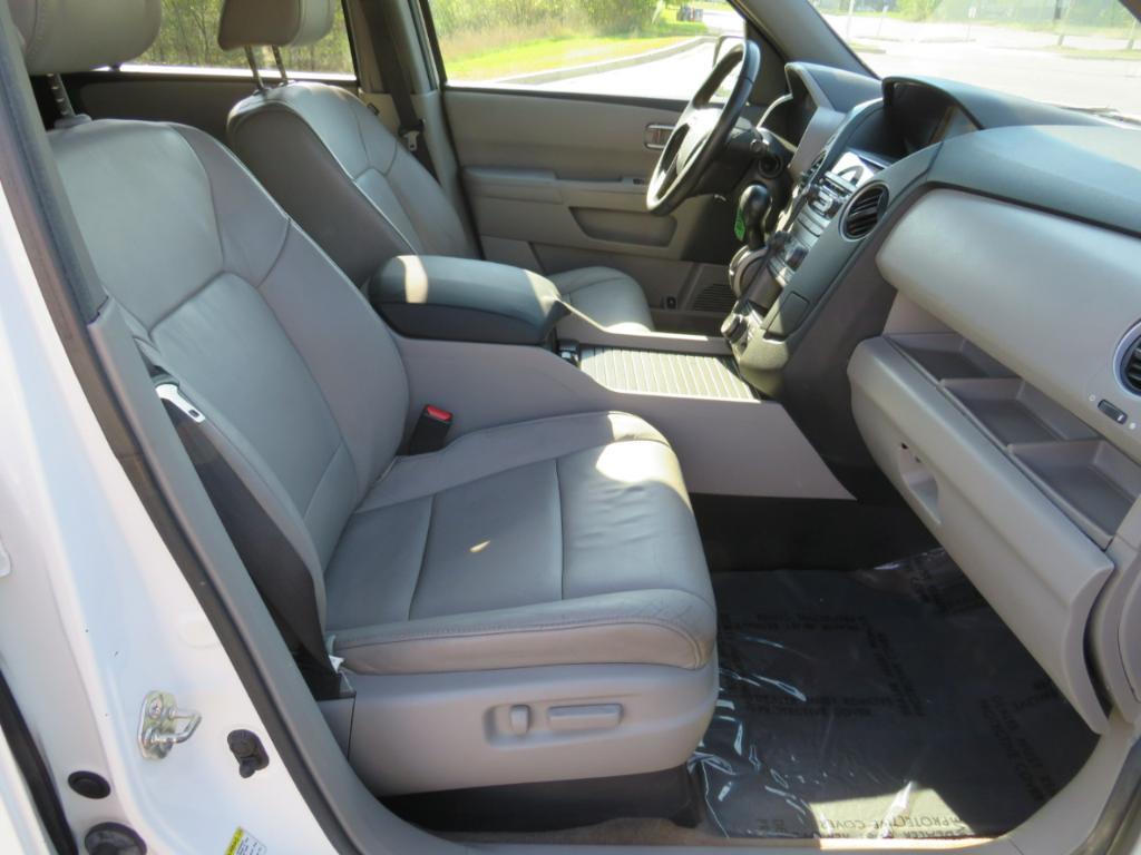 2013 White Honda Pilot