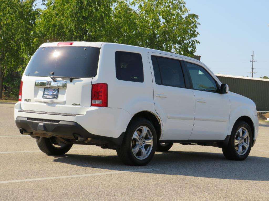 2013 White Honda Pilot