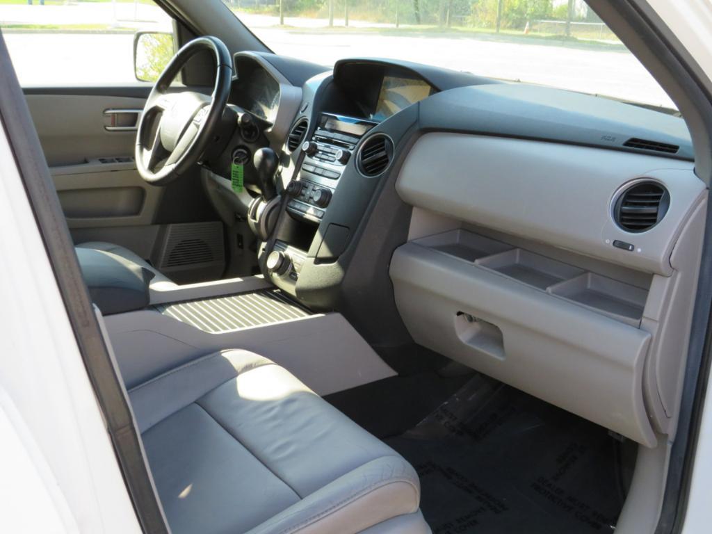 2013 White Honda Pilot