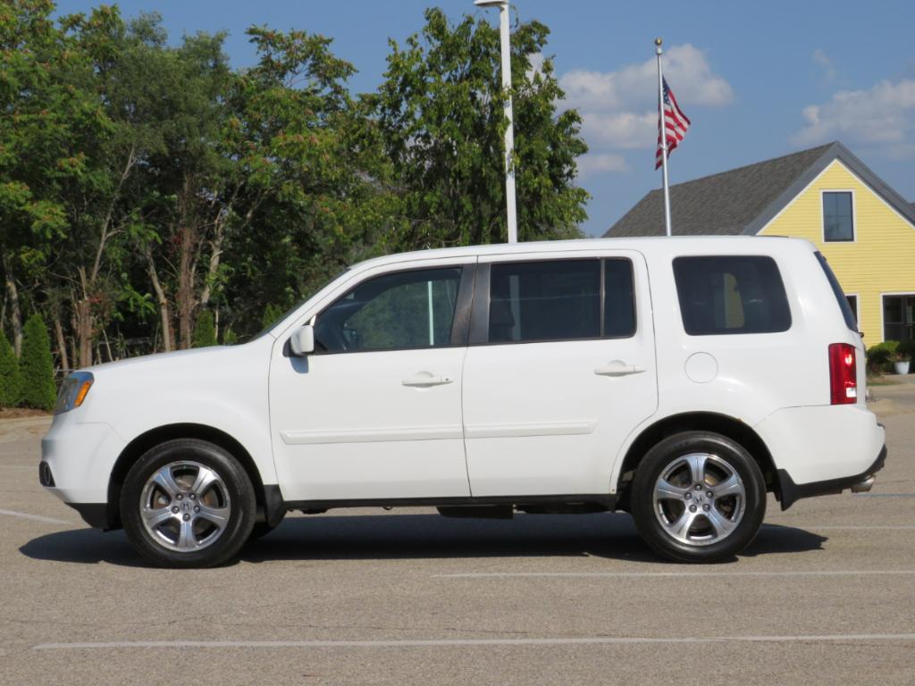 2013 White Honda Pilot