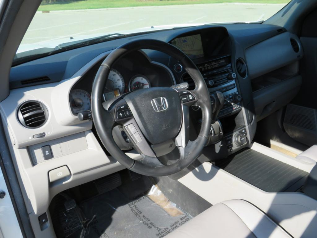 2013 White Honda Pilot