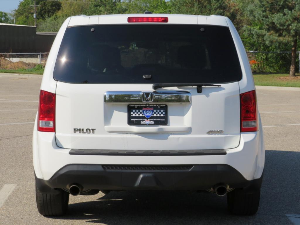 2013 White Honda Pilot