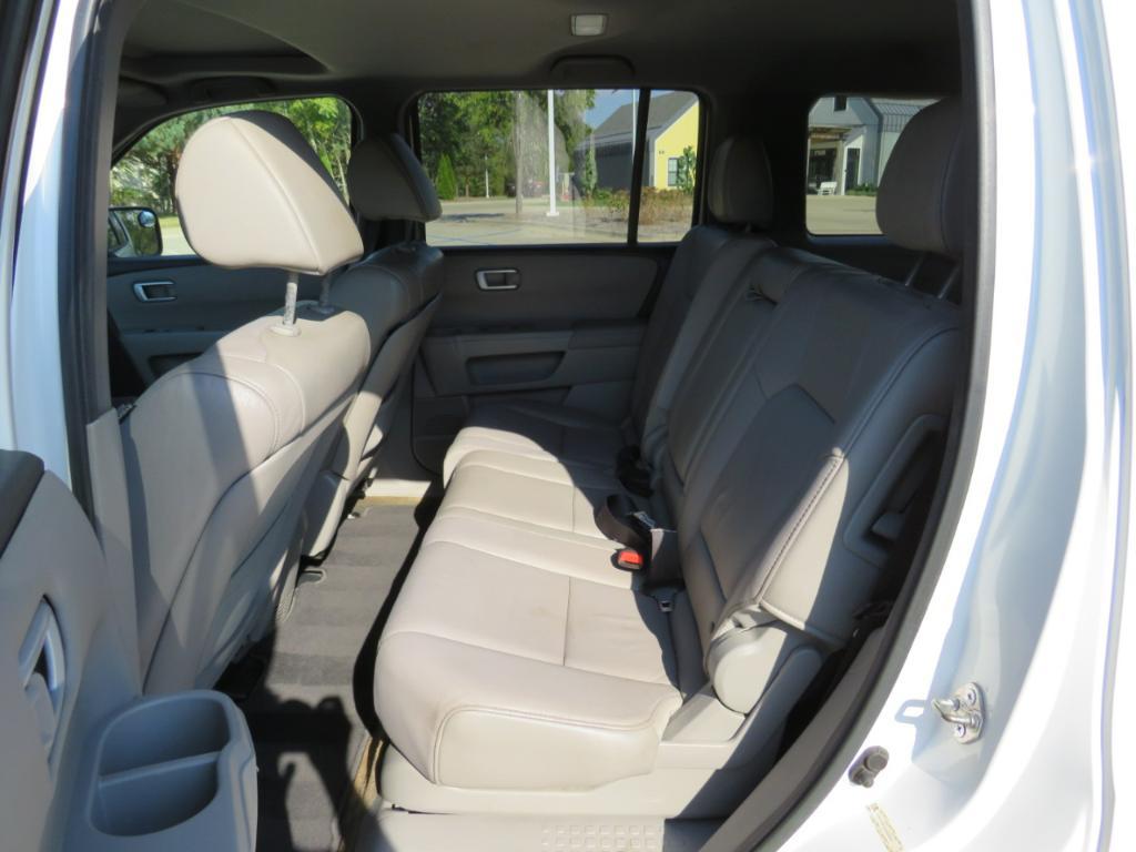 2013 White Honda Pilot