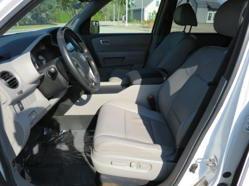 2013 White Honda Pilot