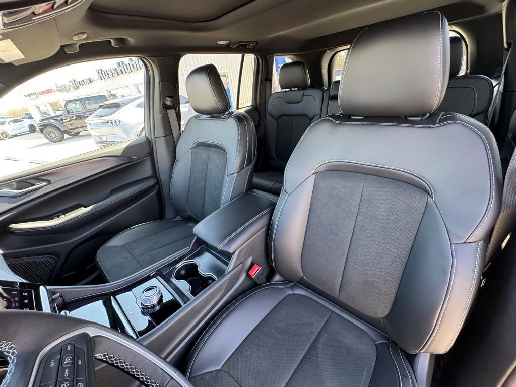 new 2025 Jeep Grand Cherokee car, priced at $46,939