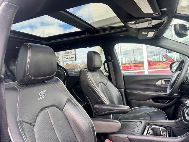 used 2025 Chrysler Pacifica car, priced at $35,997