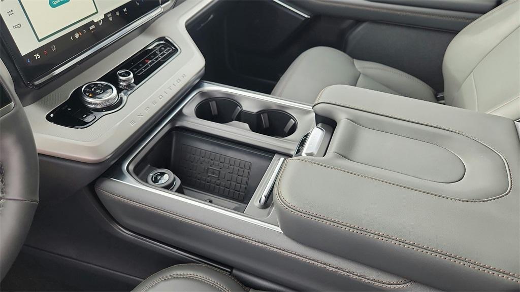new 2025 Ford Expedition car, priced at $62,383