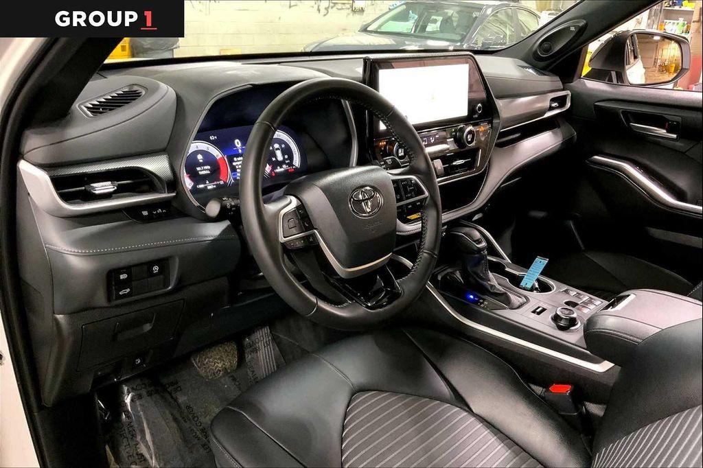 used 2025 Toyota Highlander car, priced at $49,997