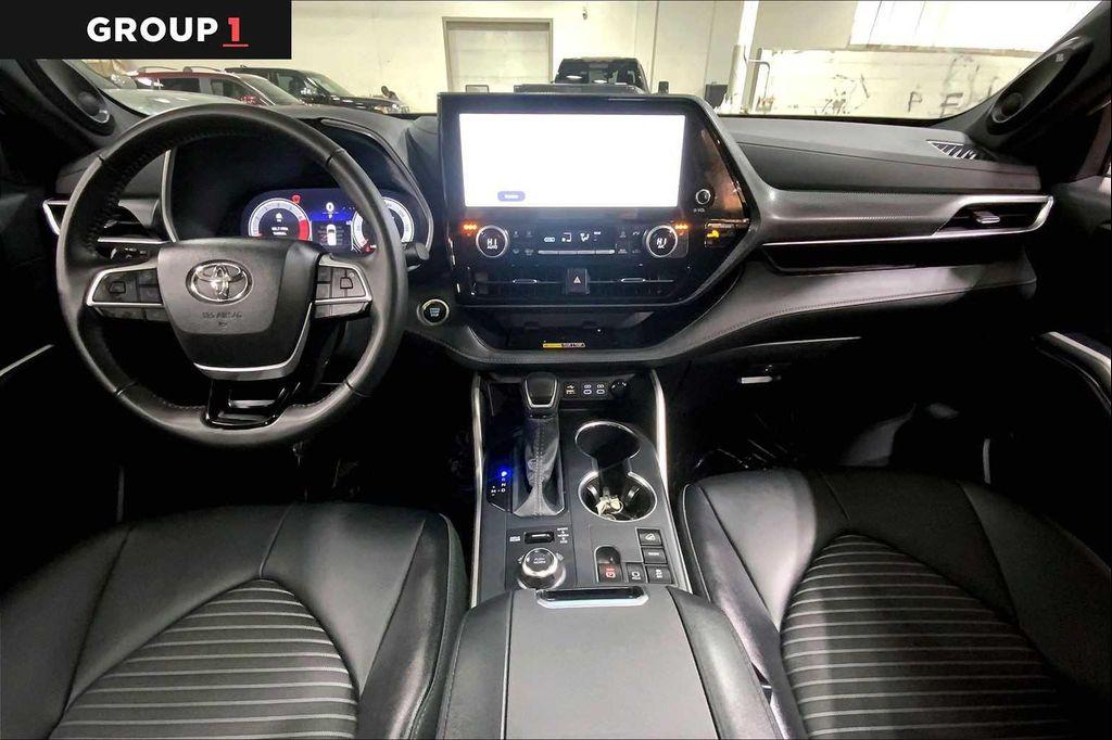used 2025 Toyota Highlander car, priced at $49,997