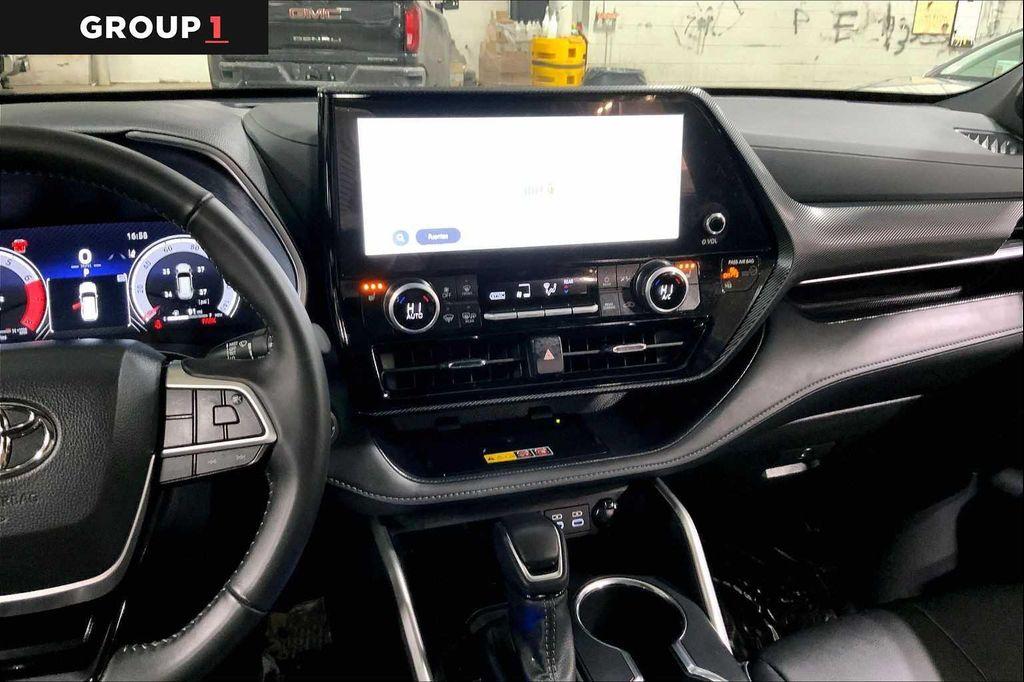 used 2025 Toyota Highlander car, priced at $49,997