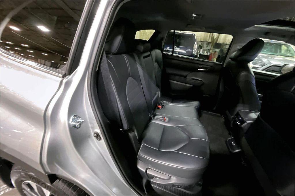 used 2023 Toyota Highlander Hybrid car, priced at $36,092