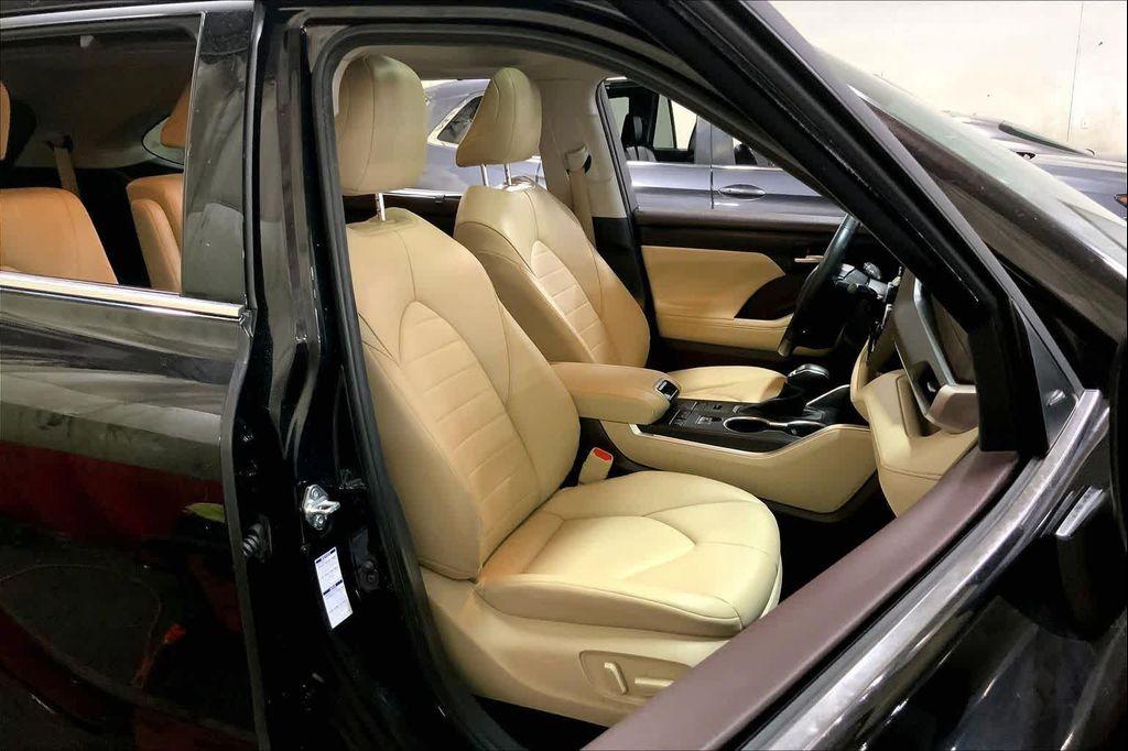 used 2022 Toyota Highlander car, priced at $34,997