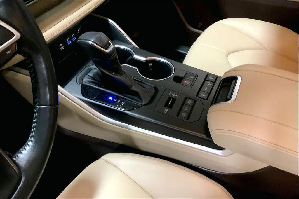 used 2022 Toyota Highlander car, priced at $34,997