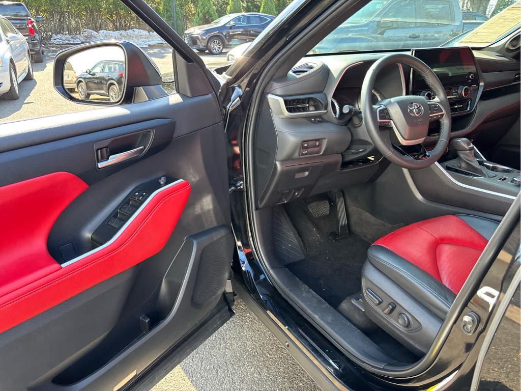 used 2023 Toyota Highlander car, priced at $40,000