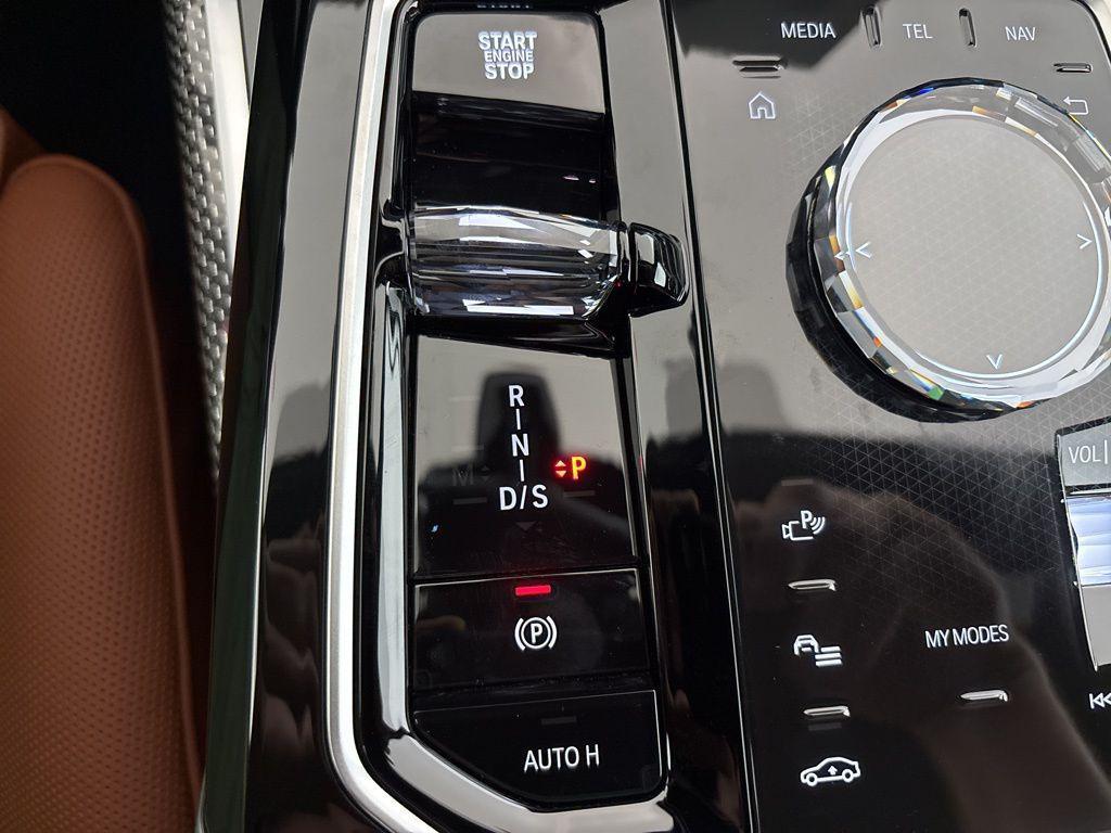 new 2025 BMW 760 car, priced at $132,255