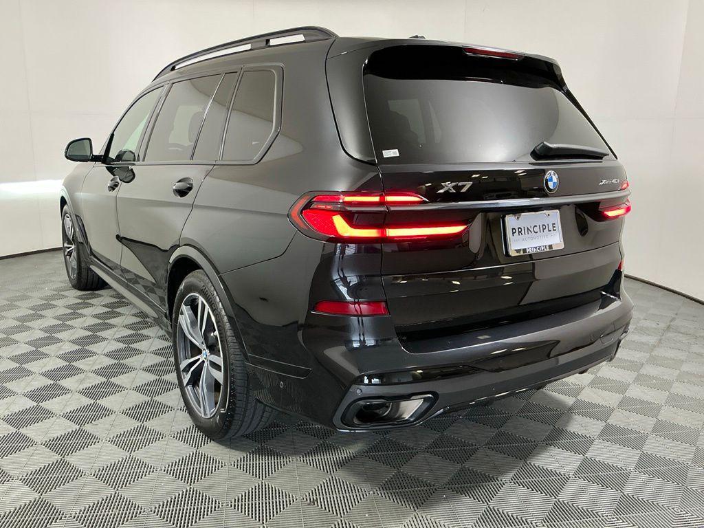 BMW X7 view 8