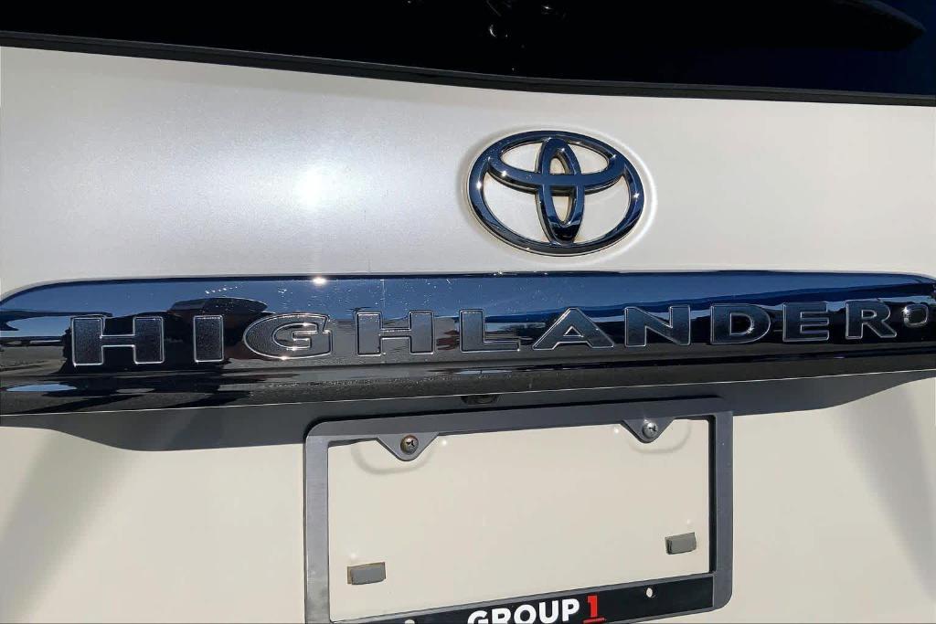 used 2013 Toyota Highlander car, priced at $12,900