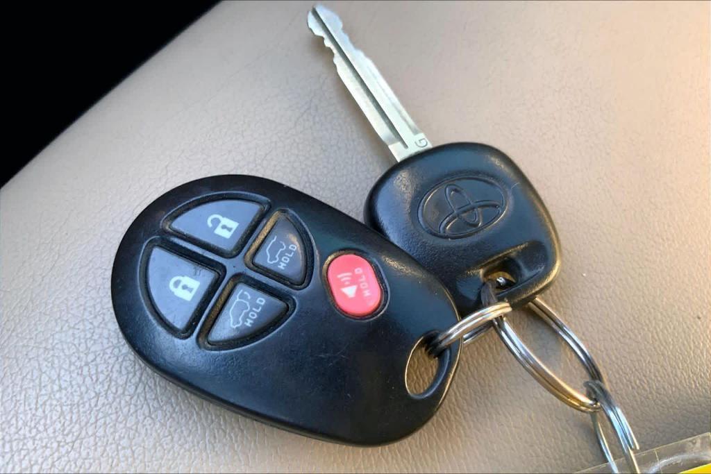 used 2013 Toyota Highlander car, priced at $12,900