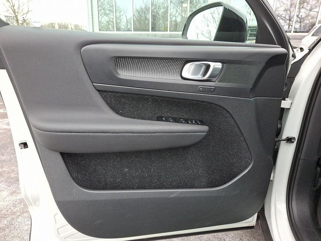 used 2021 Volvo XC40 car, priced at $24,723