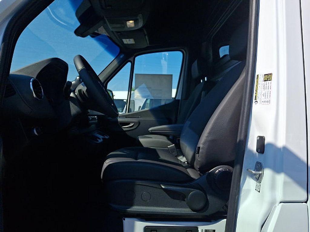 Mercedes-Benz Sprinter view 13