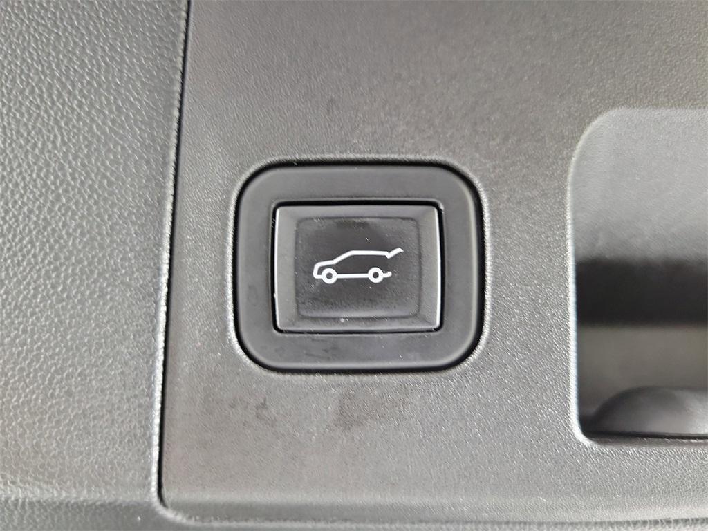 used 2023 Cadillac XT5 car, priced at $31,898