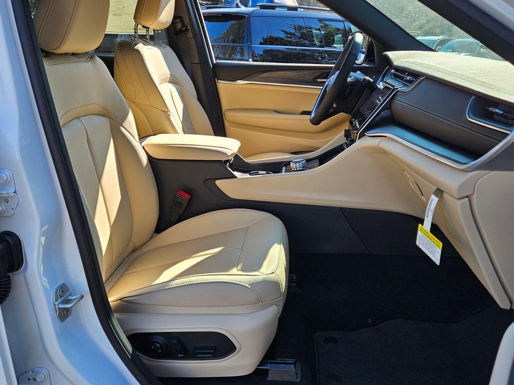 new 2025 Jeep Grand Cherokee car, priced at $37,389